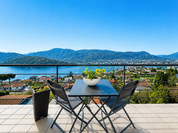 Moderna e luminosa villa mono-bifamiliare con splendida vista aperta 2