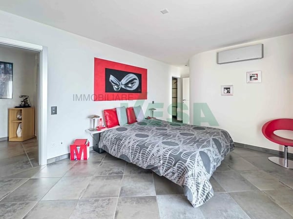 Moderna e luminosa villa mono-bifamiliare con splendida vista aperta 6