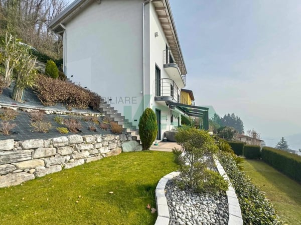 Moderna e luminosa villa mono-bifamiliare con splendida vista aperta 7