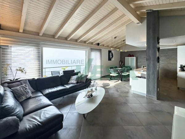 Moderna e luminosa villa mono-bifamiliare con splendida vista aperta 4