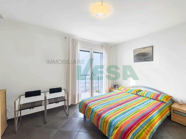 Moderna e luminosa villa mono-bifamiliare con splendida vista aperta 12