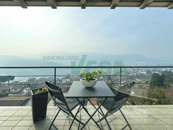 Moderna e luminosa villa mono-bifamiliare con splendida vista aperta 2