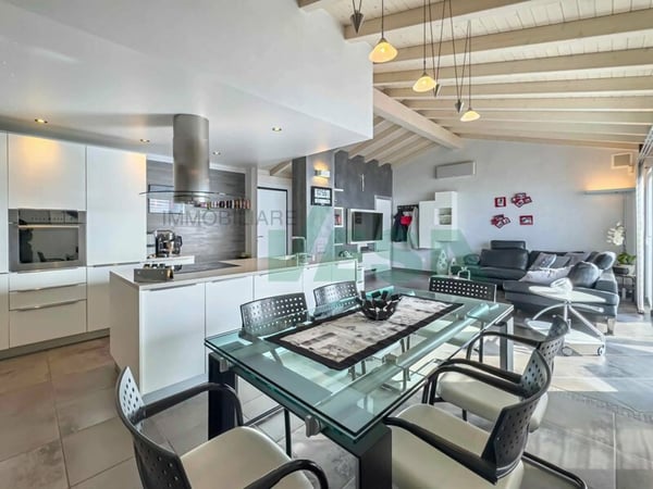 Moderna e luminosa villa mono-bifamiliare con splendida vista aperta 1