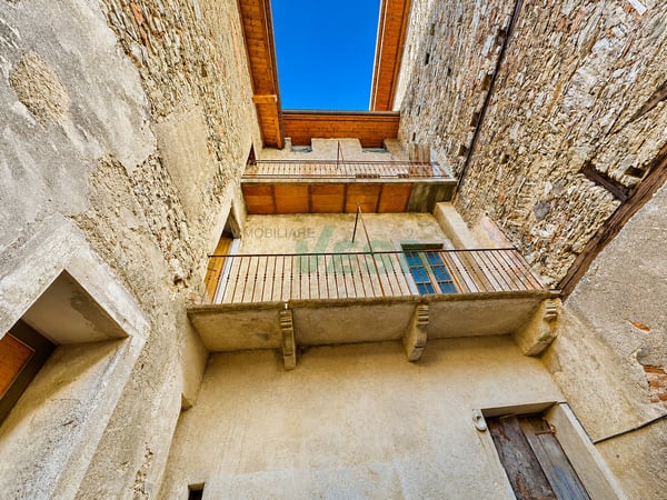 Splendida proprietà con antico palazzo, casetta rustica e bel giardino 12