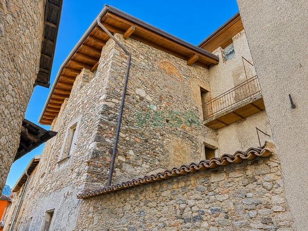 Splendida proprietà con antico palazzo, casetta rustica e bel giardino 9