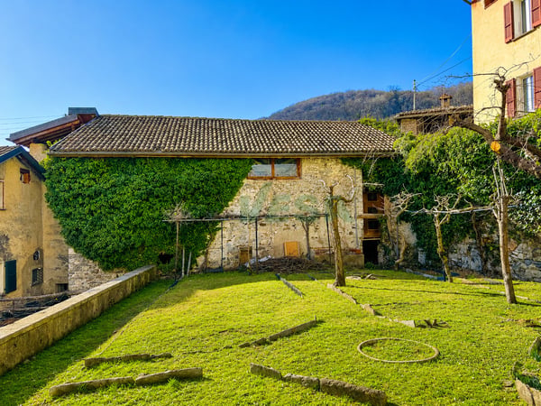Splendida proprietà con antico palazzo, casetta rustica e bel giardino 8