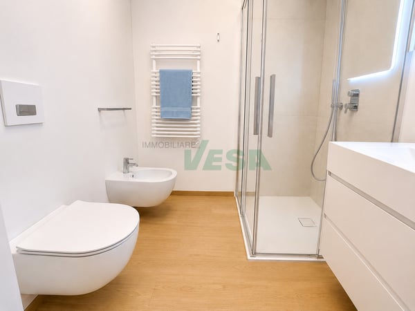Magnifico attico 4,5 locali con grande terrazza e parziale vista lago 10