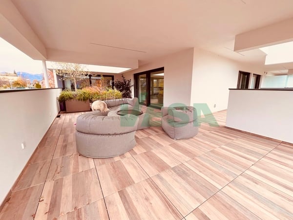 Magnifico attico 4,5 locali con grande terrazza e parziale vista lago 2