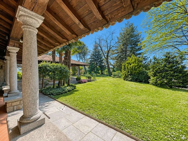 Lussuosa e importante villa signorile nel verde in zona comoda 5
