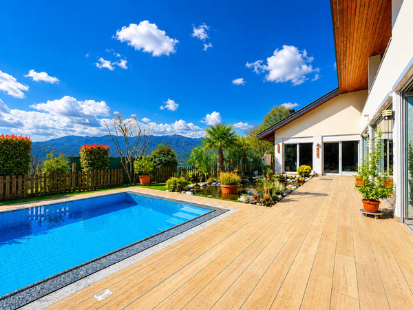 Spaziosa villa con piscina, grande giardino e appartamento monolocale