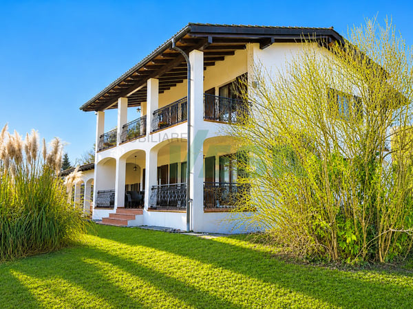 Elegante e spaziosa villa in stile mediterraneo con grande terreno 9