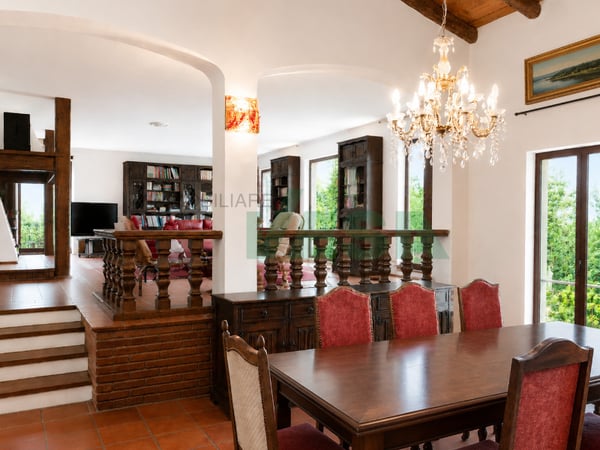 Elegante e spaziosa villa in stile mediterraneo con grande terreno 10