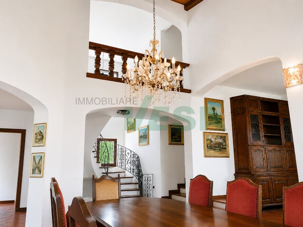 Elegante e spaziosa villa in stile mediterraneo con grande terreno 6