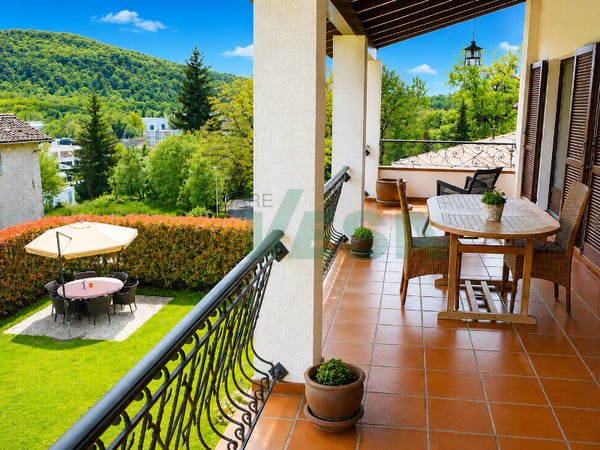 Elegante e spaziosa villa in stile mediterraneo con grande terreno 12