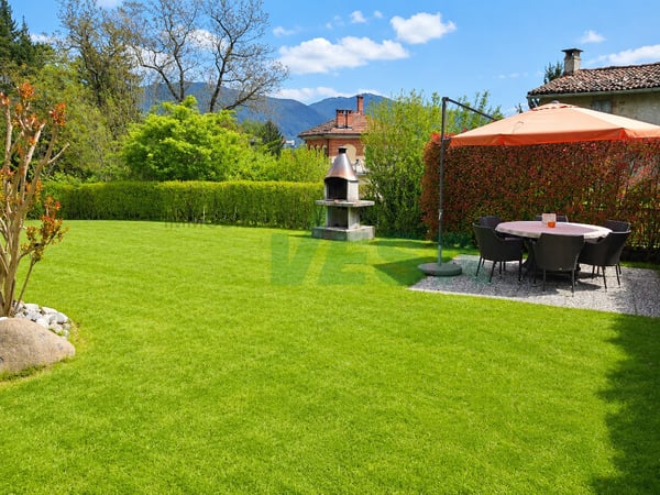 Elegante e spaziosa villa in stile mediterraneo con grande terreno 11