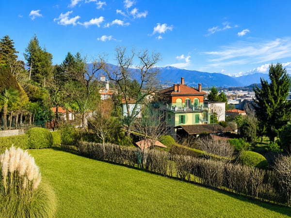 Elegante e spaziosa villa in stile mediterraneo con grande terreno 2