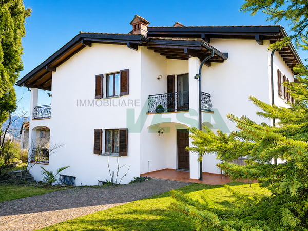 Elegante e spaziosa villa in stile mediterraneo con grande terreno 5