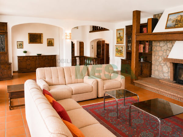 Elegante e spaziosa villa in stile mediterraneo con grande terreno 4