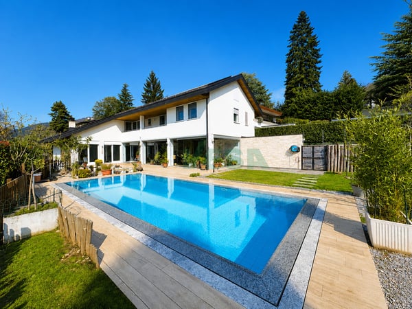 Spaziosa villa con piscina, grande giardino e appartamento monolocale