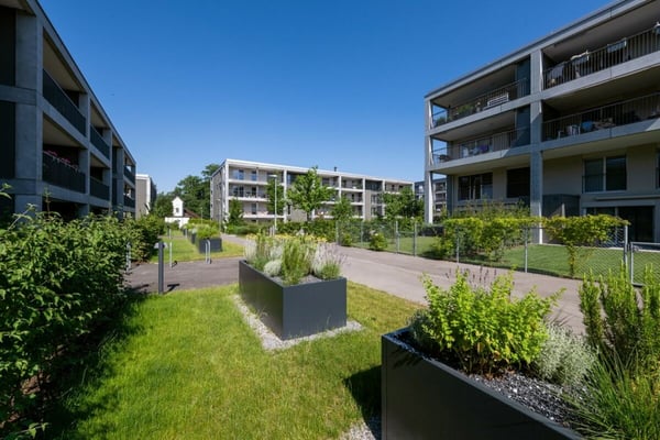 Wohngenuss im Blumenpark - Erdgeschosswohnung mit zwei Sitzplätzen