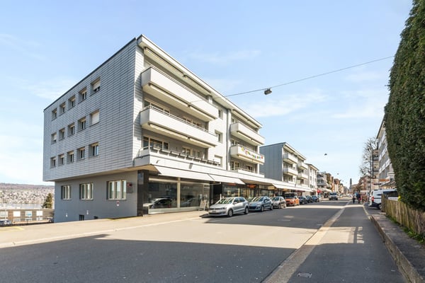 Helles Ladenlokal mit Seesicht und grosszügigem Lager - mitten in Thalwil! 1