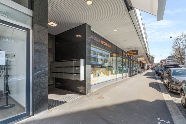 Helles Ladenlokal mit Seesicht und grosszügigem Lager - mitten in Thalwil! 2