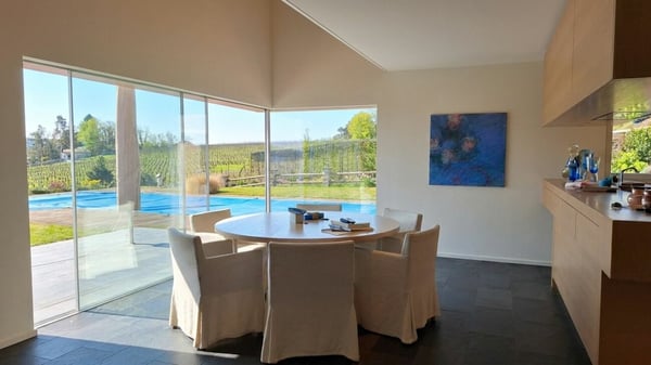Villa d'exception avec vue spectaculaire sur le lac et l'île St. Pierre 3