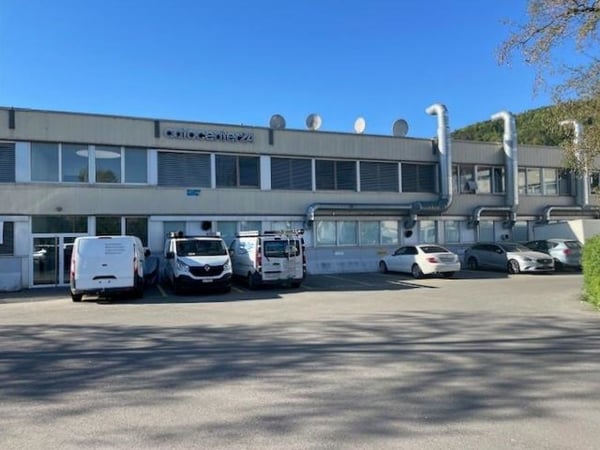 Grosse und vielseitig nutzbare Gewerbehalle mit bestehender Infrastruktur – 915 m² 1