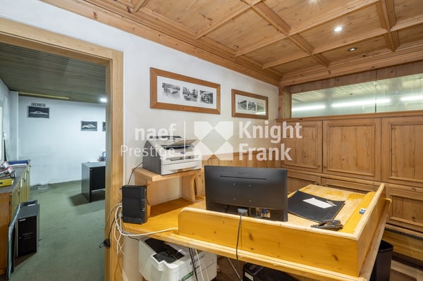Garage / Local commercial d'exception au coeur de Crans-Montana 4