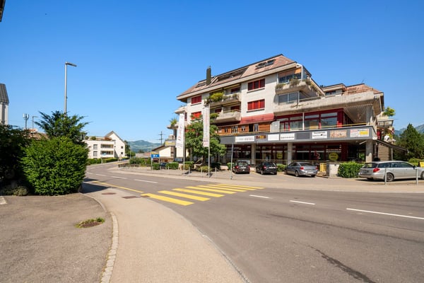 Moderne 1.5-Zimmer-Wohnung mit Balkon und Garage in Buttikon SZ 1