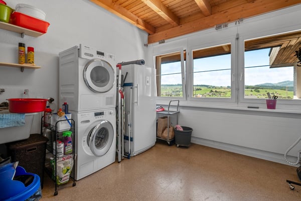 Moderne 1.5-Zimmer-Wohnung mit Balkon und Garage in Buttikon SZ 26