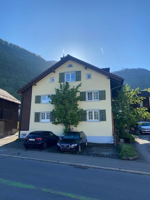 Charmante 2.5-Zimmer-Wohnung mit Bergblick in Mollis