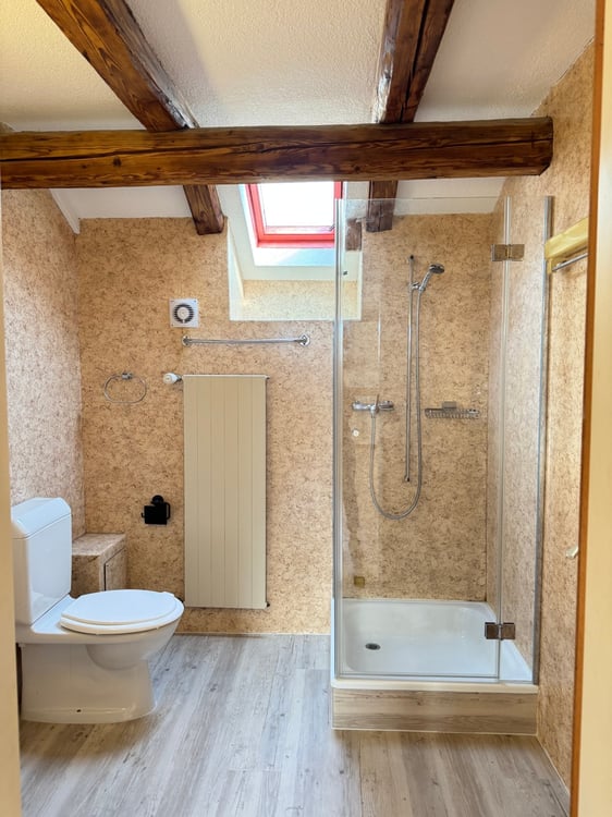 Charmante 2.5-Zimmer-Dachwohnung in Glarus 9