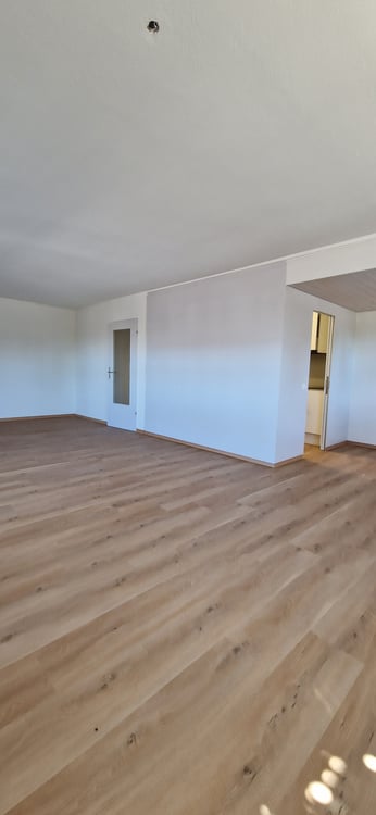 Teilsanierte 4.5-Zimmerwohnung nahe Dorfplatz 2