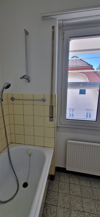 Teilsanierte 4.5-Zimmerwohnung nahe Dorfplatz 9