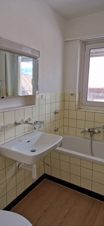 Teilsanierte, gemütliche 3-Zimmer-Wohnung nahe Dorfplatz 9