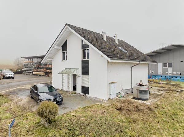 VIELFÄLTIGE LIEGENSCHAFT: EXKLUSIV FÜR GEWERBENUTZUNG 12