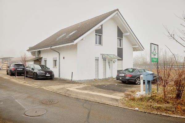 VIELFÄLTIGE LIEGENSCHAFT: EXKLUSIV FÜR GEWERBENUTZUNG 11