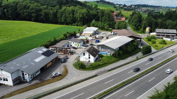 VIELFÄLTIGE LIEGENSCHAFT: EXKLUSIV FÜR GEWERBENUTZUNG 12