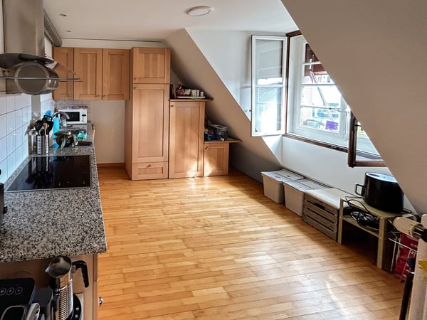 Charmante 3.5-Zimmer Dachwohnung auf zwei Etagen mitten in Bern 9