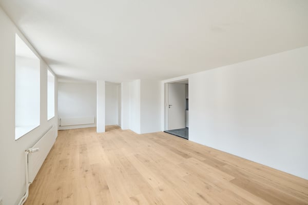 HELLE UND ZEITGEMÄSSE 2.5-ZIMMER-ERDGESCHOSSWOHNUNG 2