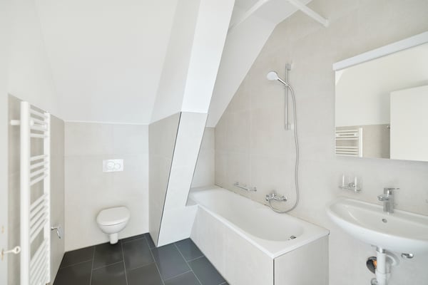 HELLE UND ZEITGEMÄSSE 2.5-ZIMMER-DACHWOHNUNG 4