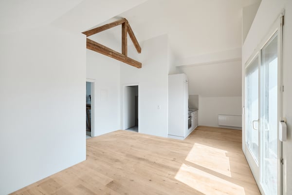 HELLE UND ZEITGEMÄSSE 2.5-ZIMMER-DACHWOHNUNG 3