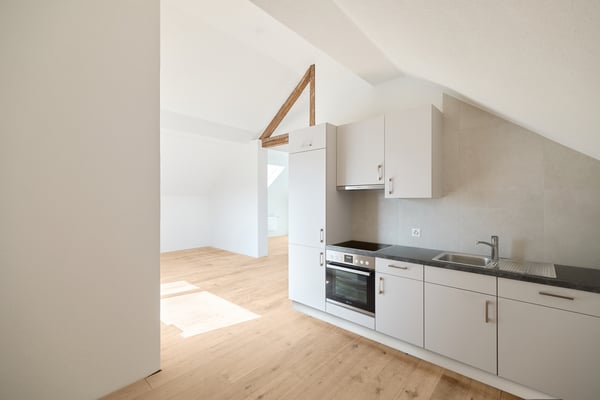 HELLE UND ZEITGEMÄSSE 2.5-ZIMMER-DACHWOHNUNG 2