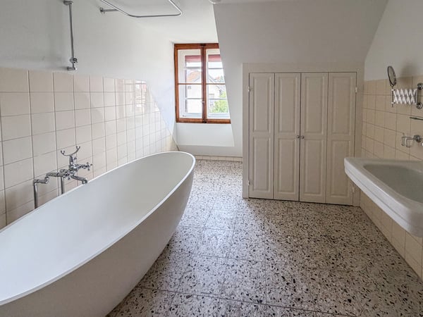 CHARMANTE 3.5-ZIMMER-DACHWOHNUNG AUF ZWEI ETAGEN MITTEN IN BERN 9