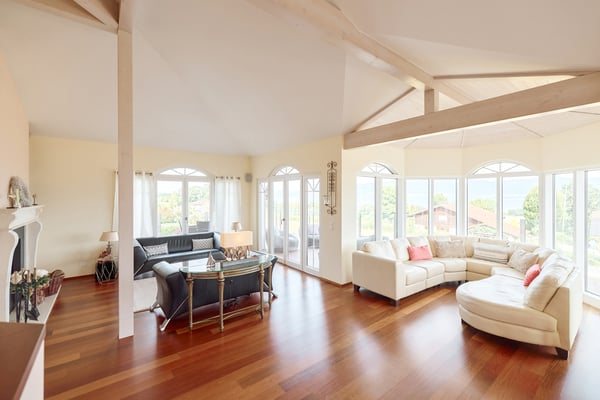 FERIENGEFÜHLE: VILLA MIT SICHT AUF DEN NEUENBURGERSEE 2