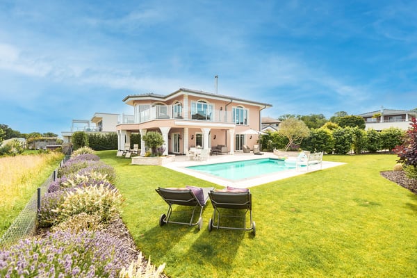 FERIENGEFÜHLE: VILLA MIT SICHT AUF DEN NEUENBURGERSEE 8