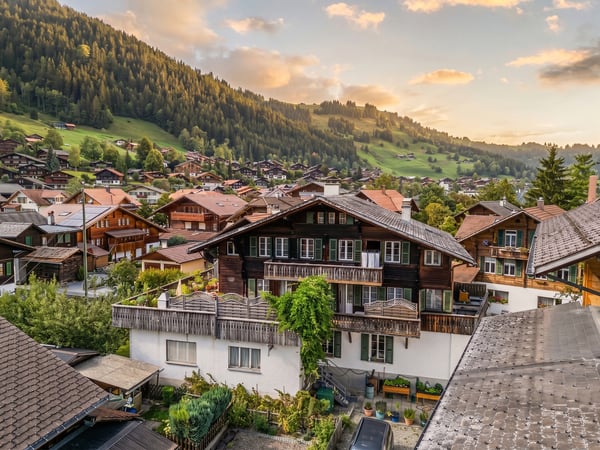 HISTORISCHES WOHN- UND GESCHÄFTSHAUS IM HERZEN VON ZWEISIMMEN 1
