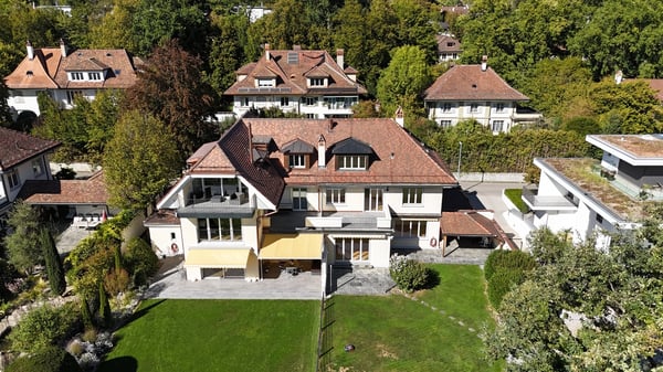 GROSSZÜGIG WOHNEN, STILVOLL LEBEN - ATTRAKTIVE DOPPELHAUSVILLA 13