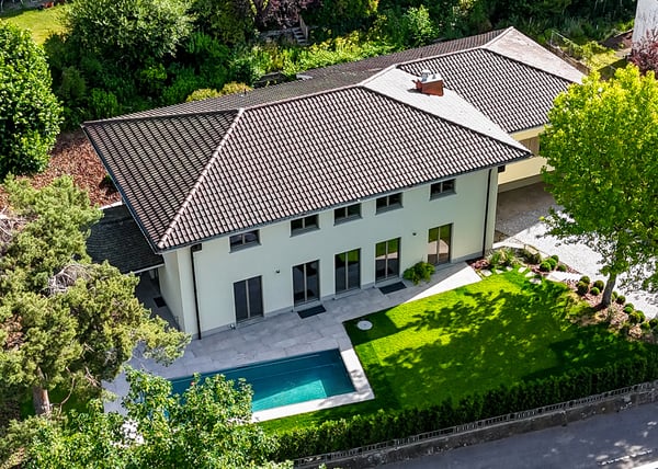 EXKLUSIVES WOHNJUWEL MIT STIL, ELEGANZ UND POOL 1
